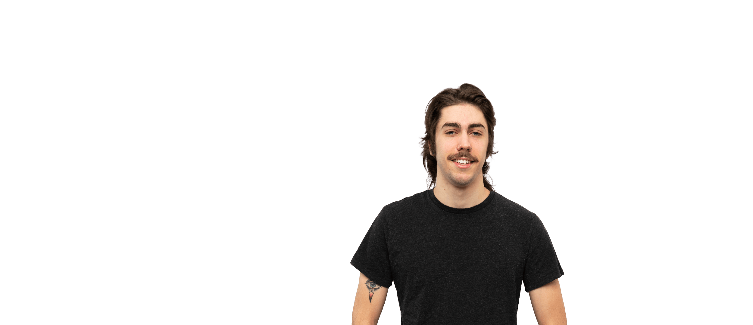 Portrait eines Auszubildenden vor farbigem Hintergrund mit persönlicher Aussage auf einem Textfeld