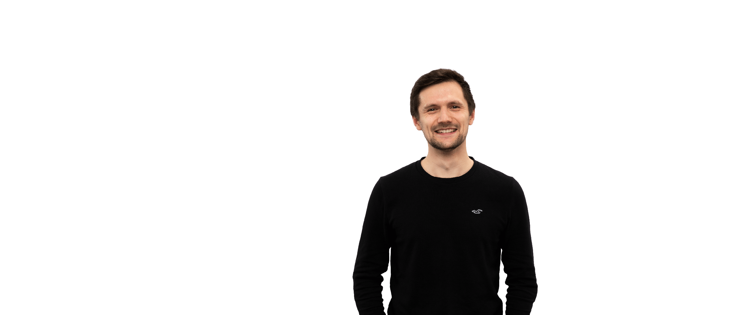 Portrait eines Mitarbeiters vor farbigem Hintergrund mit persönlicher Aussage auf einem Textfeld