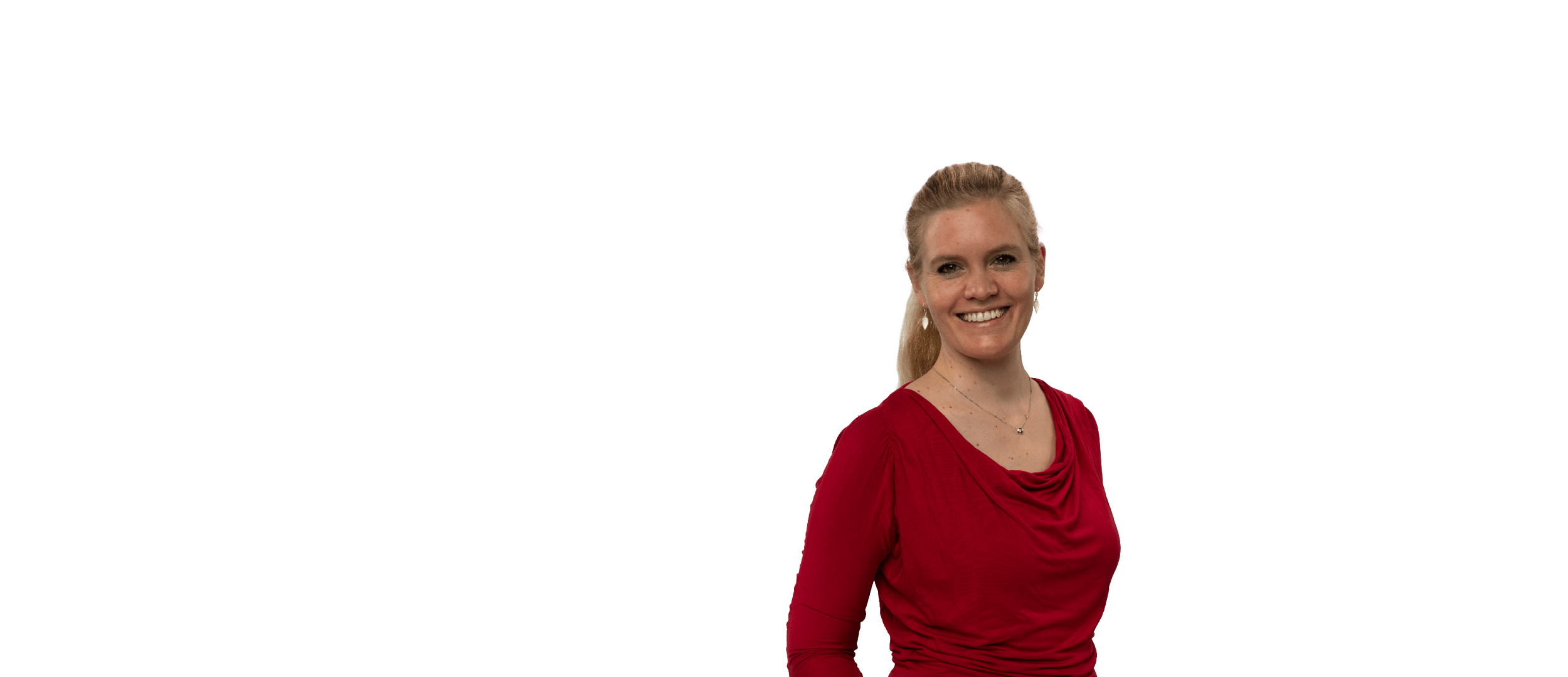 Portrait einer Mitarbeiterin vor farbigem Hintergrund mit persönlicher Aussage auf einem Textfeld