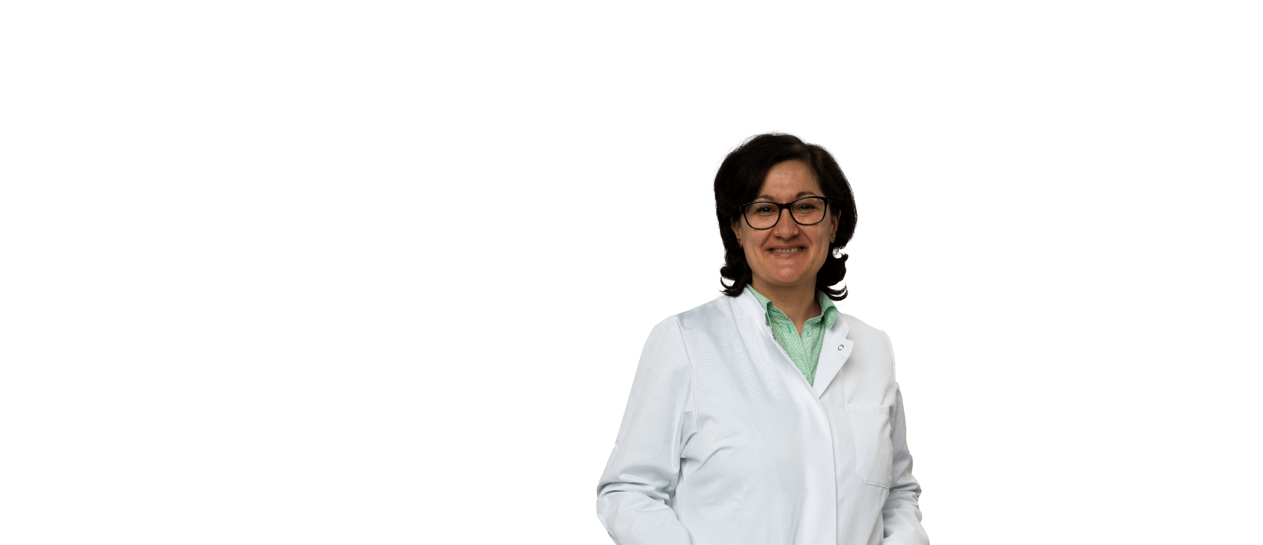 Portrait einer Mitarbeiterin vor farbigem Hintergrund mit persönlicher Aussage auf einem Textfeld