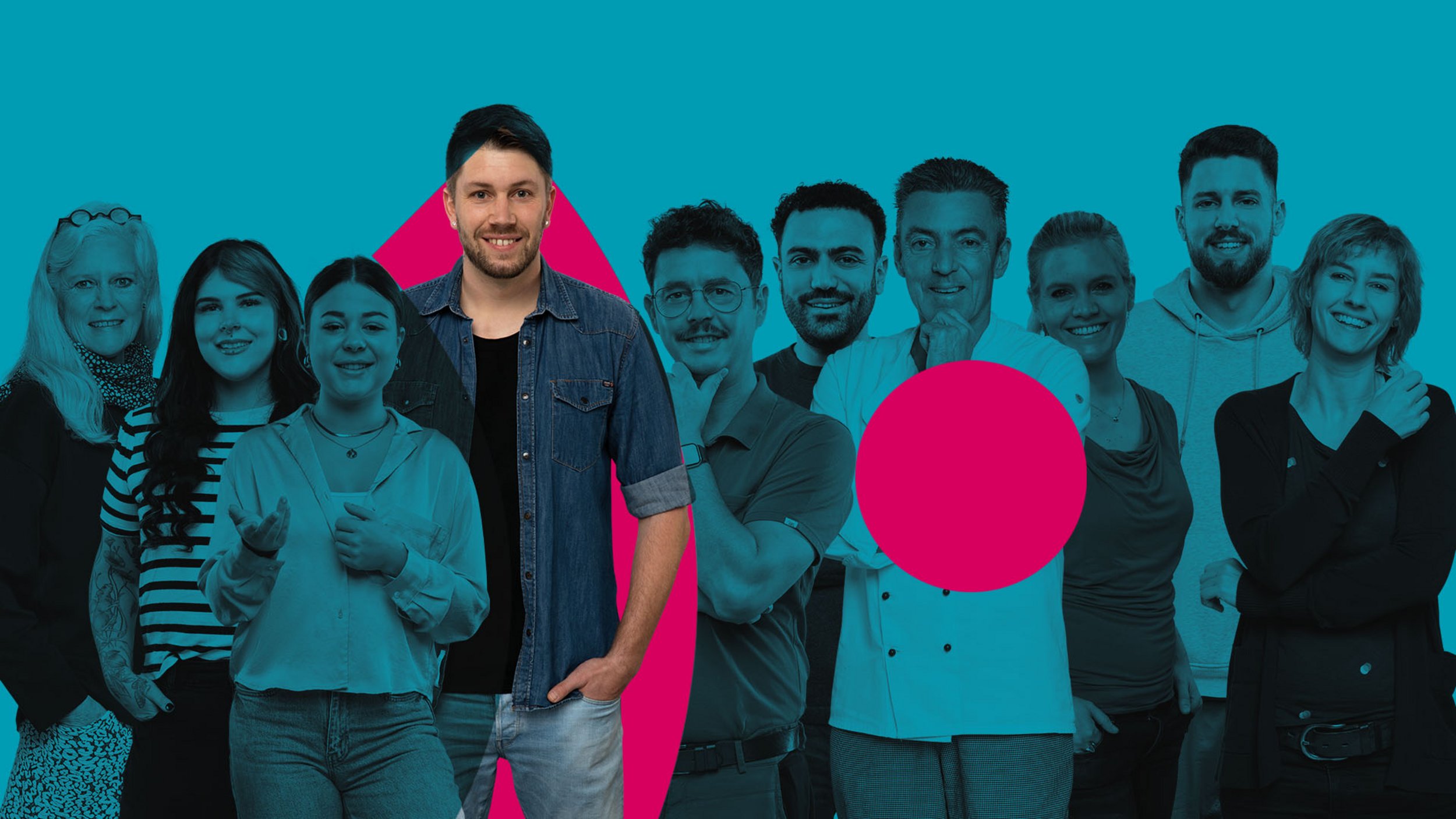 Gruppe von Mitarbeitenden aus dem Pfalzklinikum vor türkisem Hintergrund mit Logoelement (Punkt und Bogen)