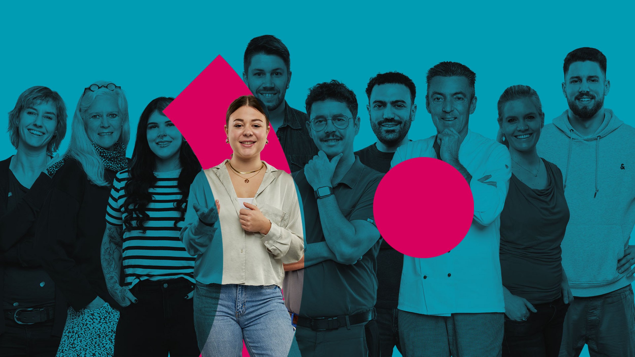 Gruppe von Mitarbeitenden aus dem Pfalzklinikum vor türkisem Hintergrund mit Logoelement (Punkt und Bogen)