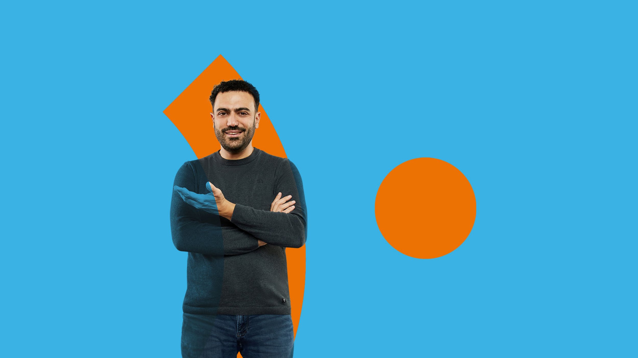 Arzt vor blauem Hintergrund mit orangen Logoelementen (Bogen und Punkt)