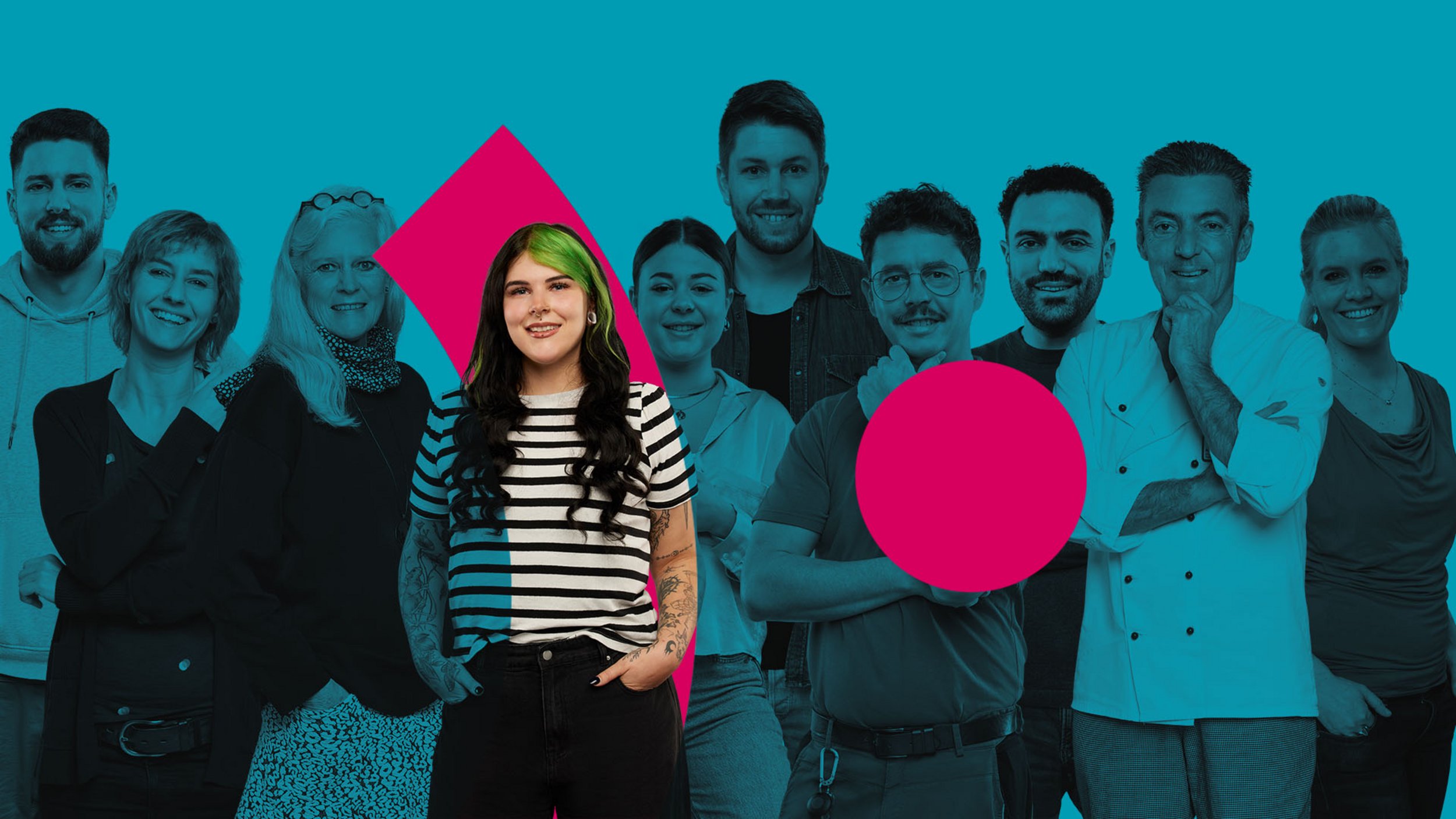 Gruppe von Mitarbeitenden aus dem Pfalzklinikum vor türkisem Hintergrund mit Logoelement (Punkt und Bogen)