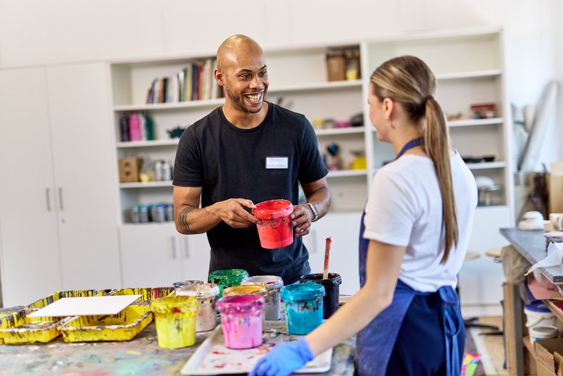 Kunsttherapeut erklärt einer Praktikantin etwas