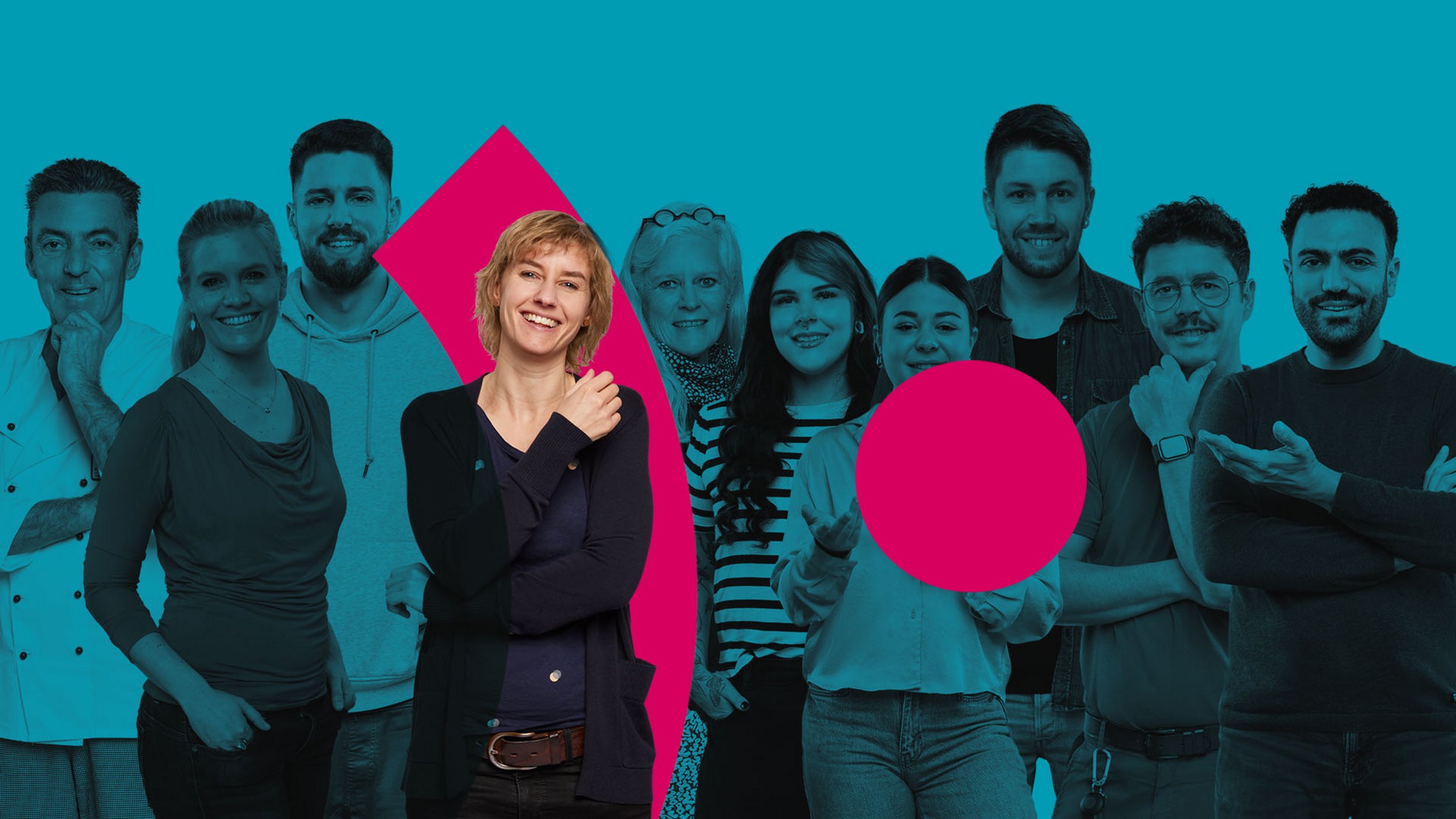 Gruppe von Mitarbeitenden aus dem Pfalzklinikum vor türkisem Hintergrund mit Logoelement (Punkt und Bogen)