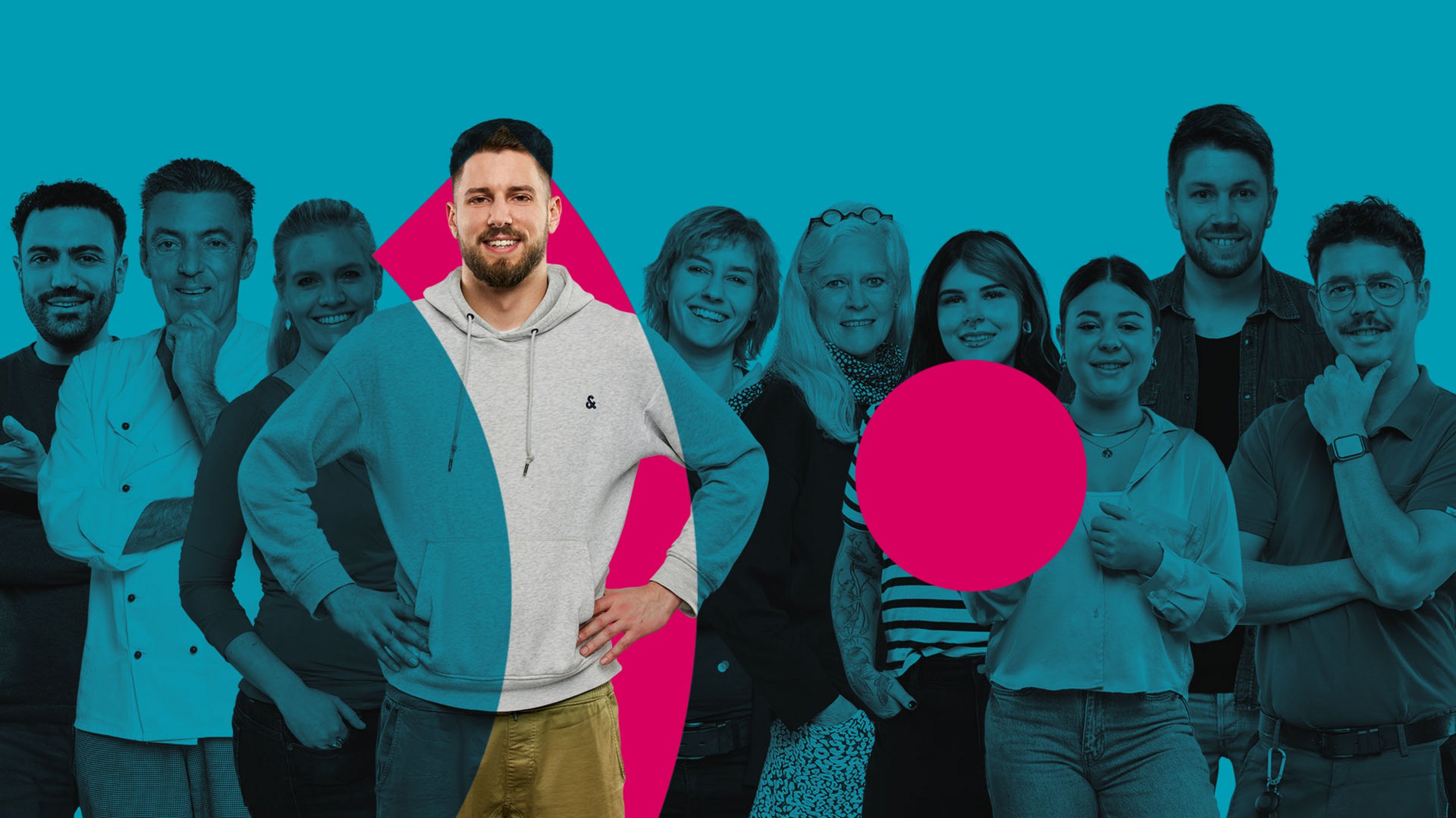 Gruppe von Mitarbeitenden aus dem Pfalzklinikum vor türkisem Hintergrund mit Logoelement (Punkt und Bogen)