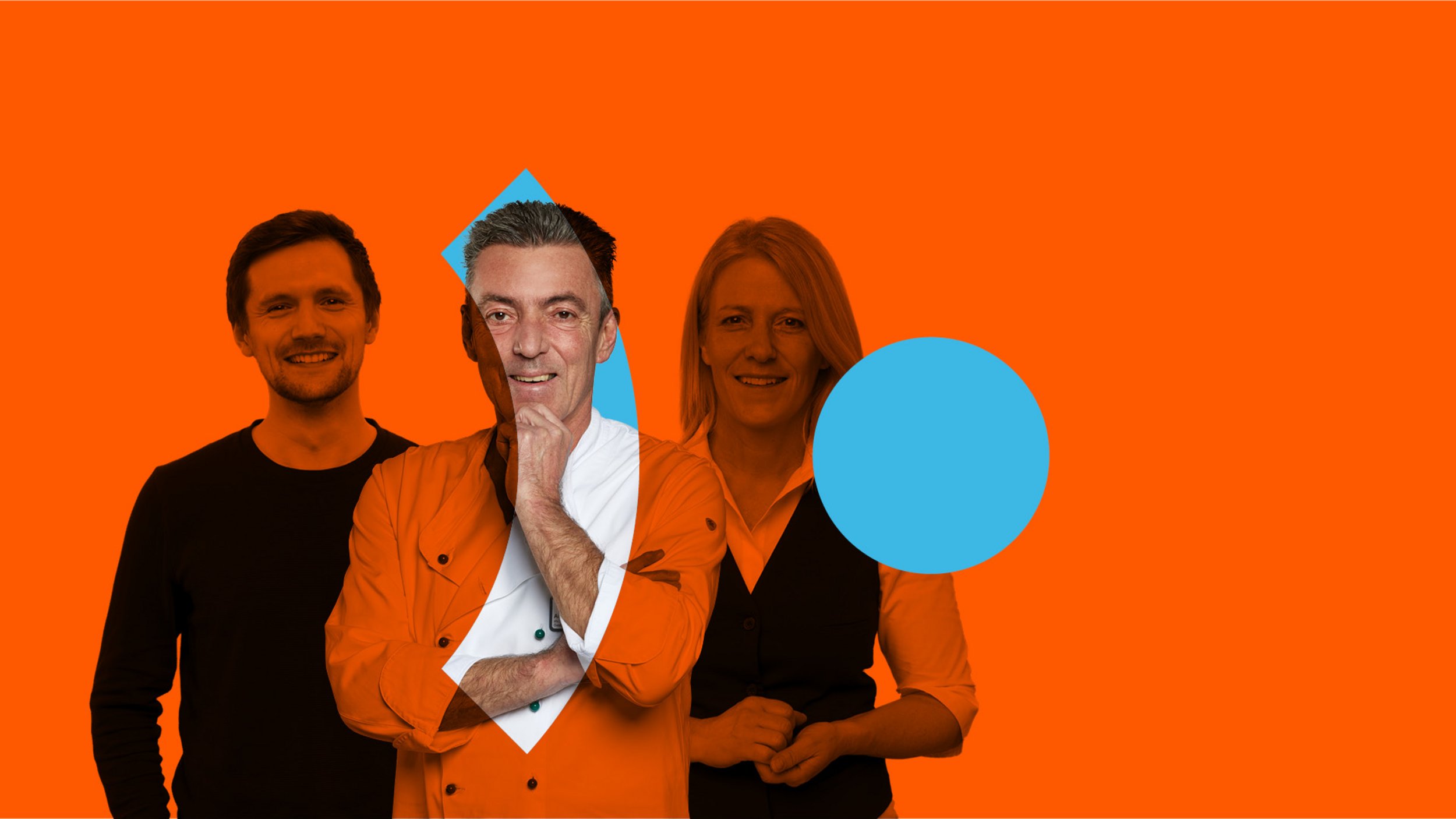 3 Mitarbeitendenportraits vor orangem Hintergrund