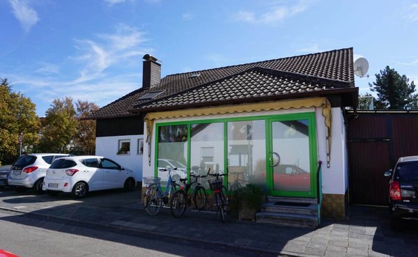 Blick auf die Außenfassade des Teilhabezentrums in Bellheim mit Fahrrädern und Autos