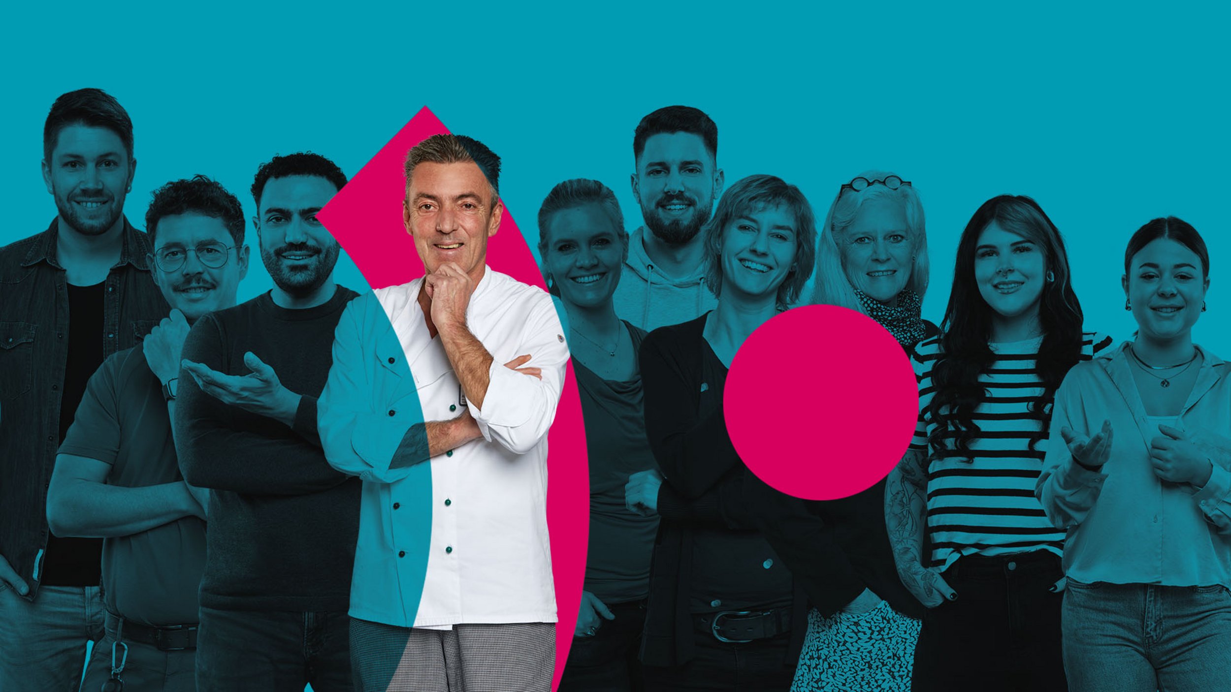 Gruppe von Mitarbeitenden aus dem Pfalzklinikum vor türkisem Hintergrund mit Logoelement (Punkt und Bogen)