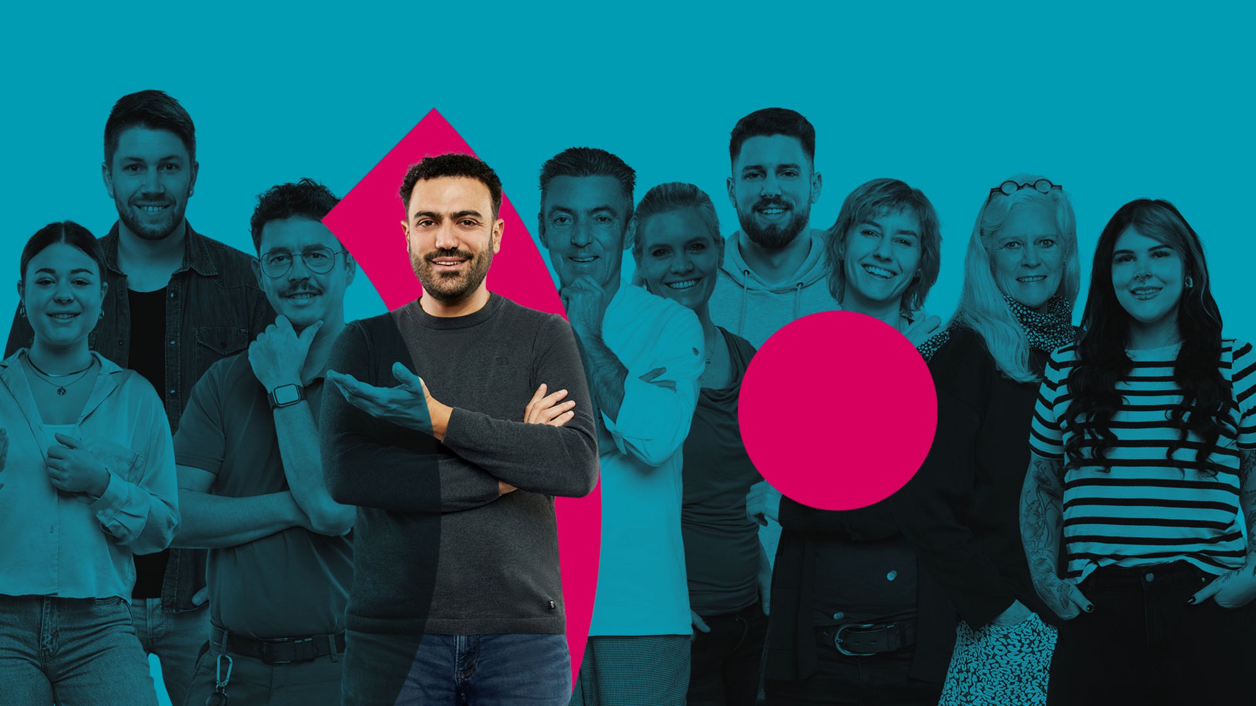 Gruppe von Mitarbeitenden aus dem Pfalzklinikum vor türkisem Hintergrund mit Logoelement (Punkt und Bogen)