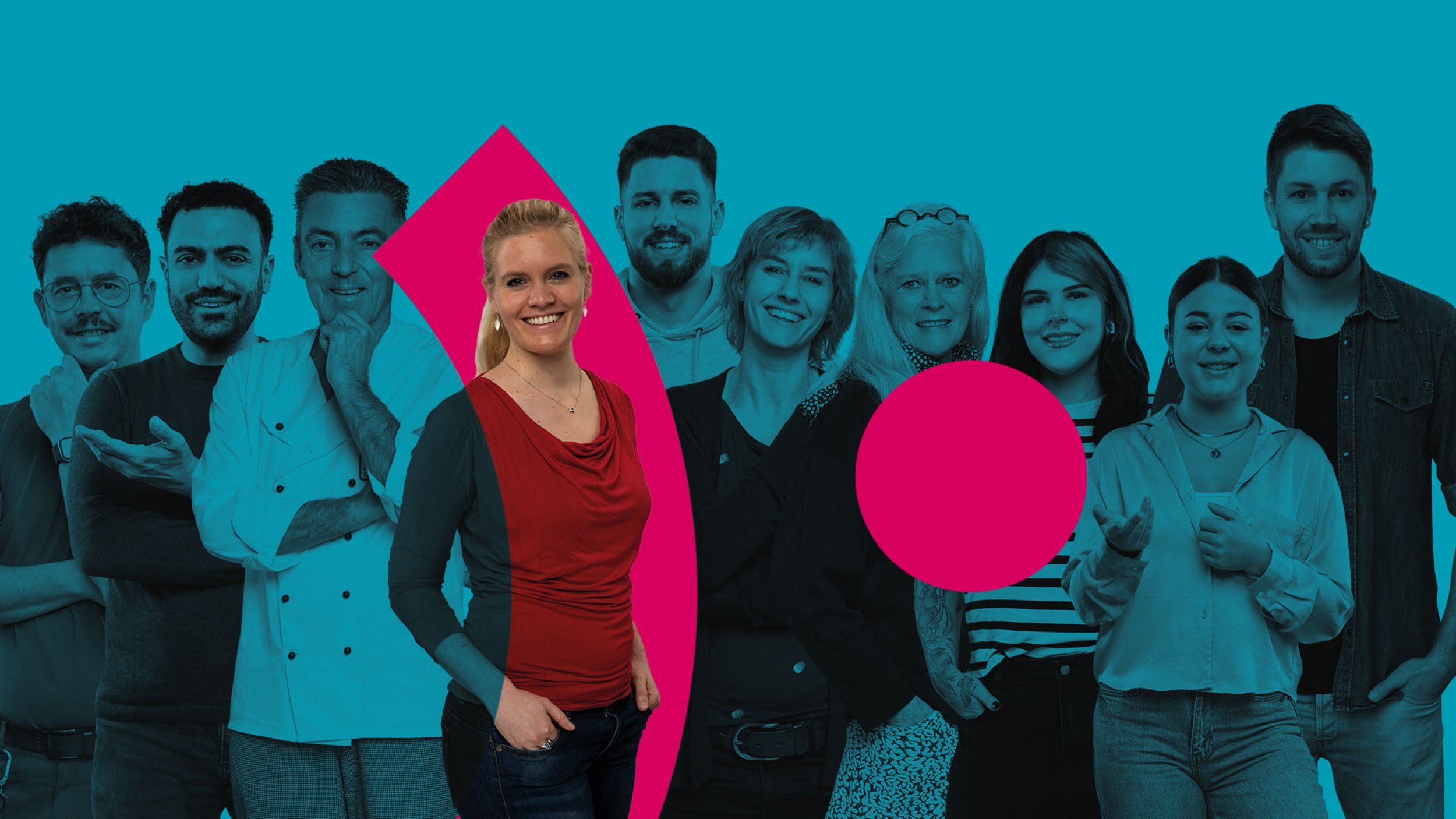 Gruppe von Mitarbeitenden aus dem Pfalzklinikum vor türkisem Hintergrund mit Logoelement (Punkt und Bogen)