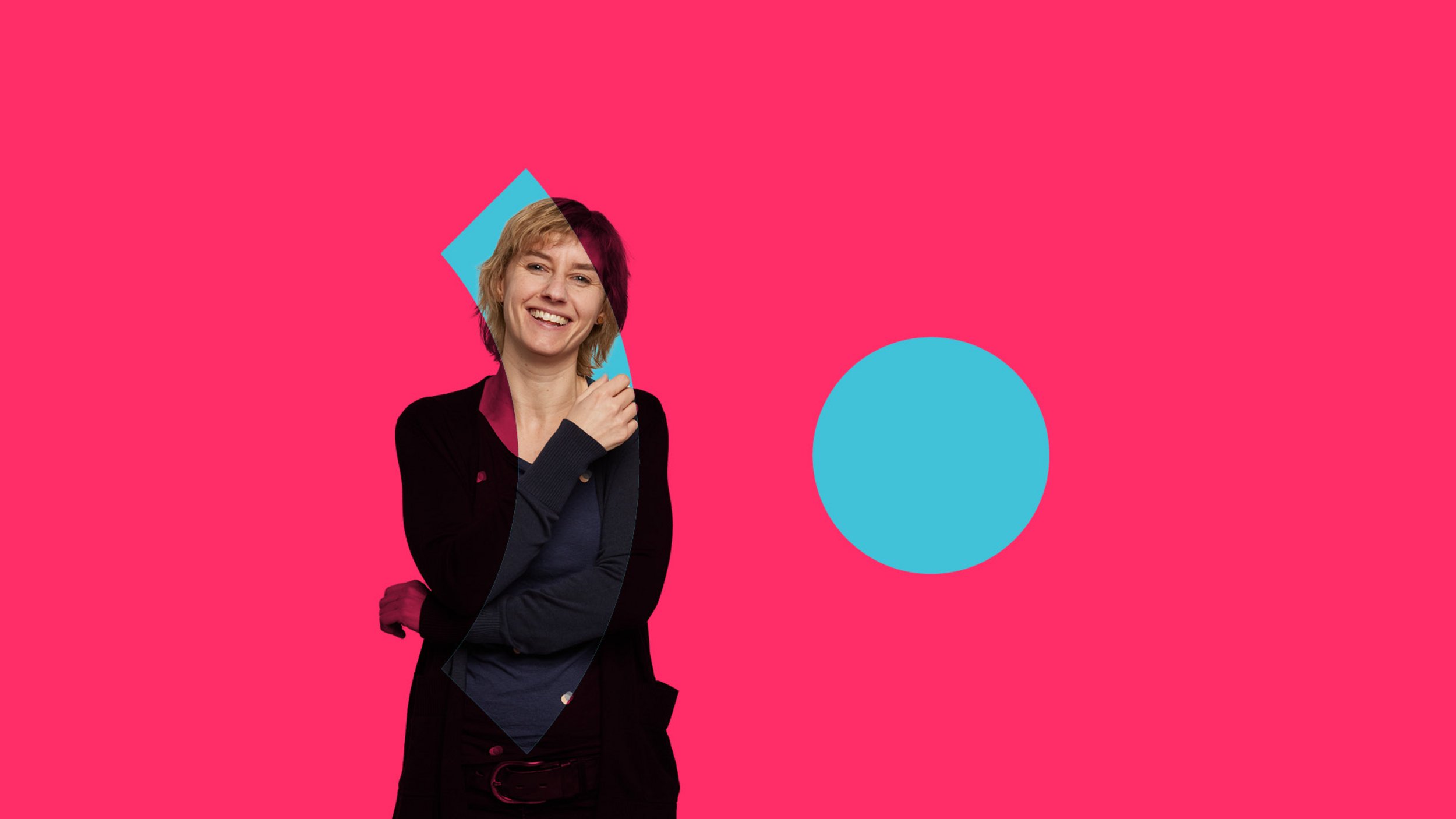 Portrait einer Psychotherapeutin vor pinkem Hintergrund