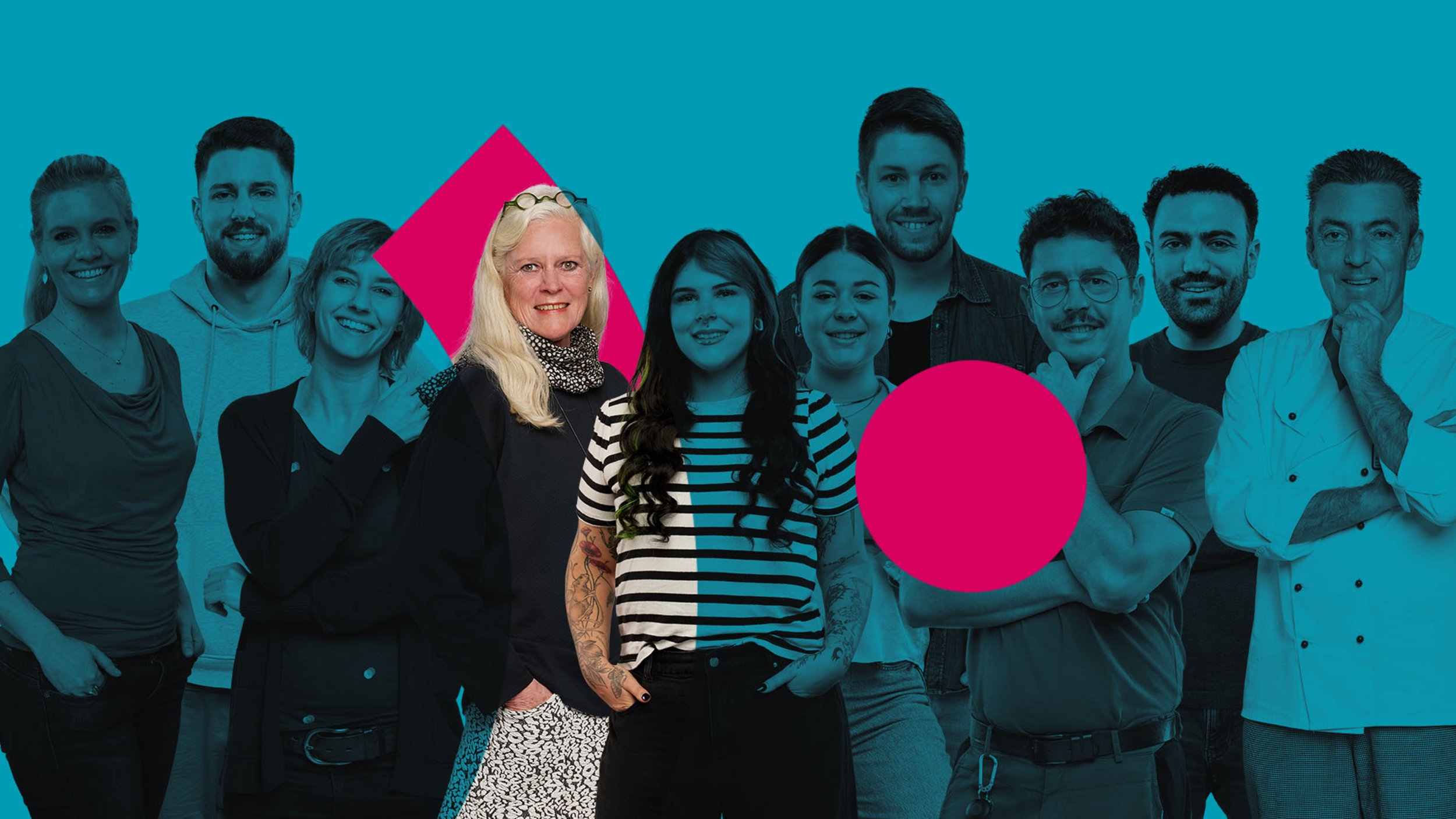 Gruppe von Mitarbeitenden aus dem Pfalzklinikum vor türkisem Hintergrund mit Logoelement (Punkt und Bogen)