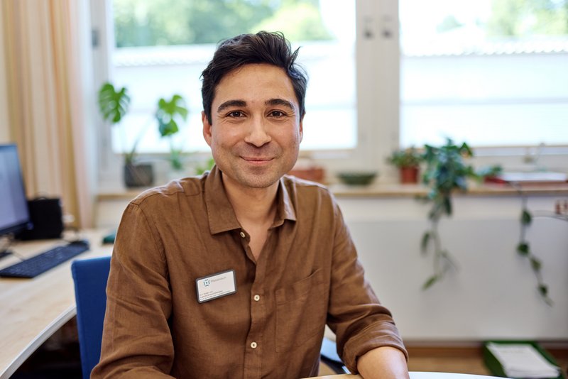 Mitarbeiter lächelt in die Kamera