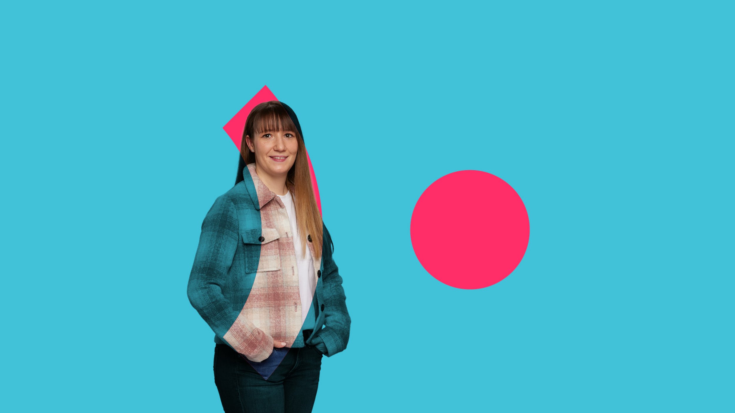 Mitarbeitende (m/d/w) vor einfarbigem Hintergrund