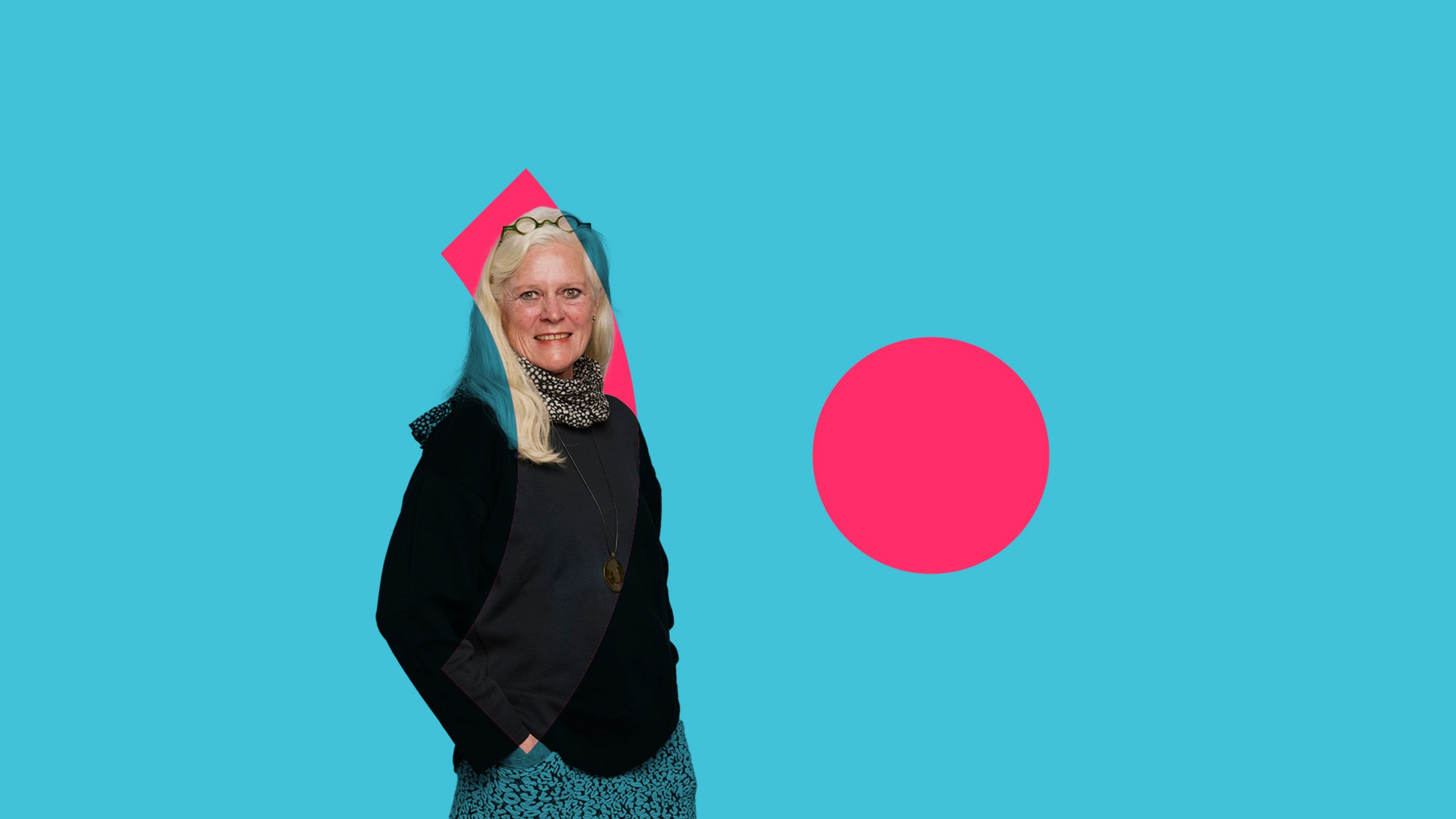 Mitarbeitende (m/d/w) vor einfarbigem Hintergrund