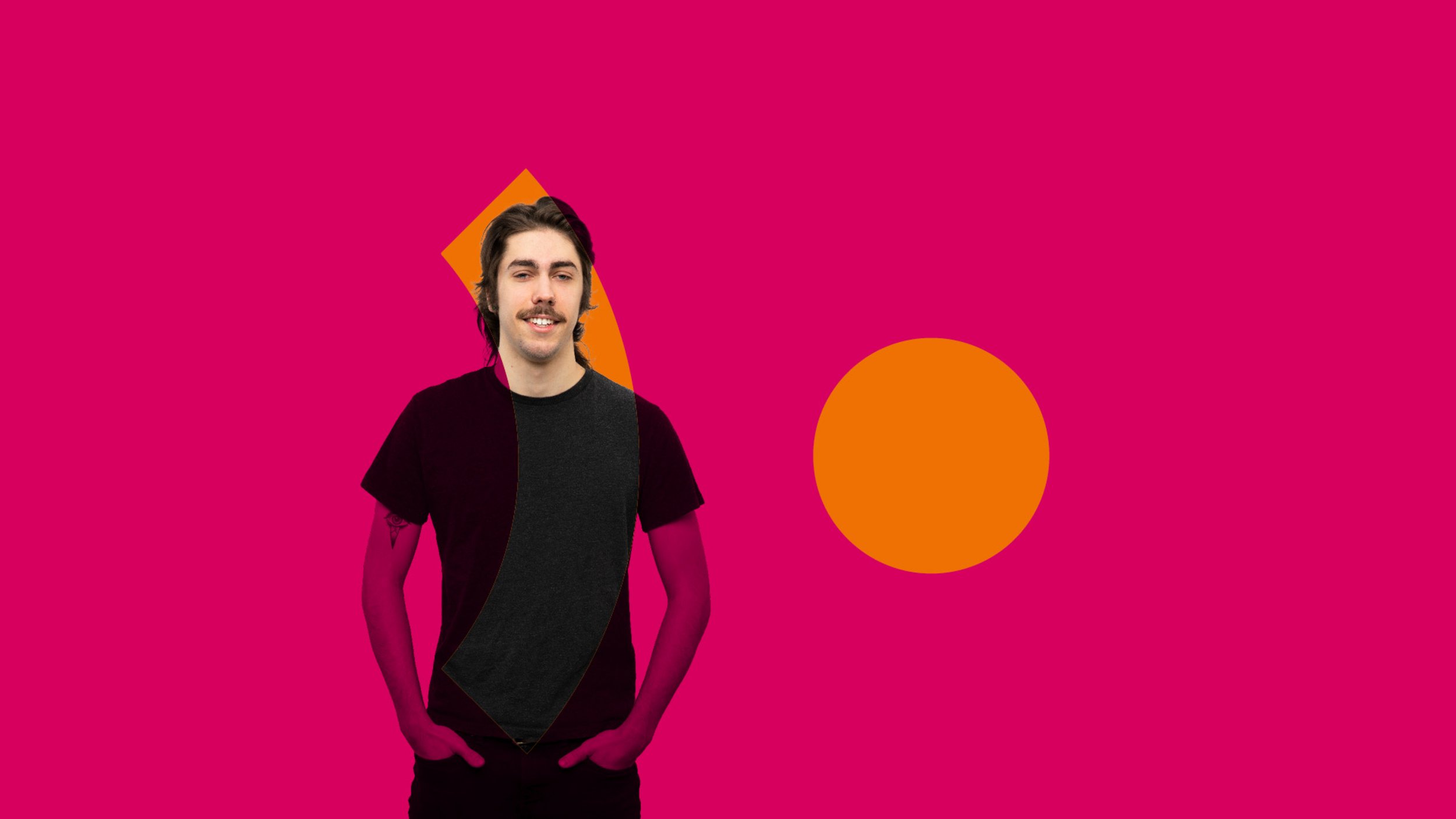 Portrait eines Auszubildenden des Pfalzklinikums auf farbigem Hintergrund mit Zielgruppen-Slogan