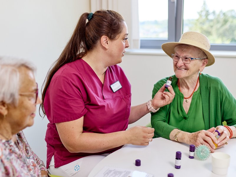 Pflegekraft bei der Aromatherapie mit Patient*innen