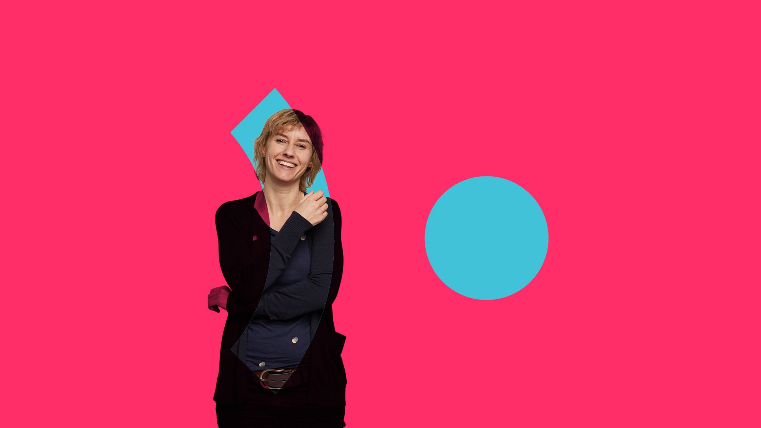 Portrait einer Psychotherapeutin im Pfalzklinikum, die offen in die Kamera lächelt