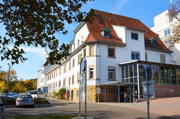 Blick auf eine Straße und den Eingangsbereich des Klinikums in Rockenhausen