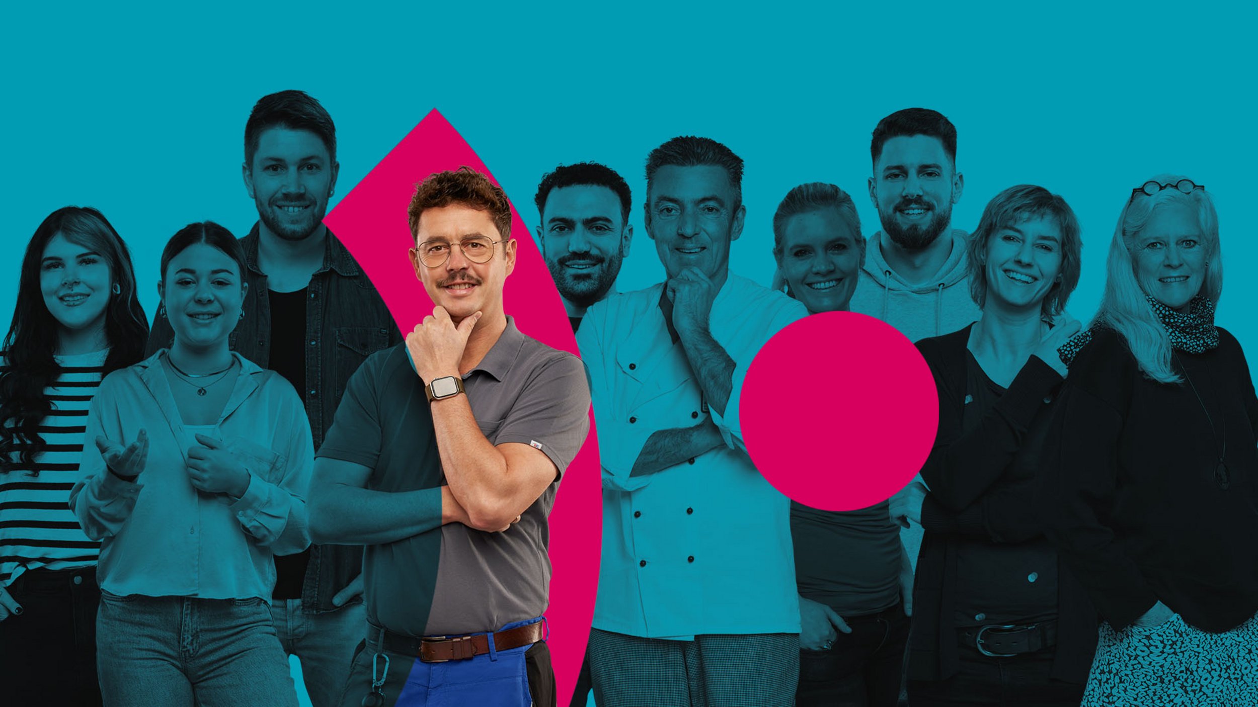 Gruppe von Mitarbeitenden aus dem Pfalzklinikum vor türkisem Hintergrund mit Logoelement (Punkt und Bogen)